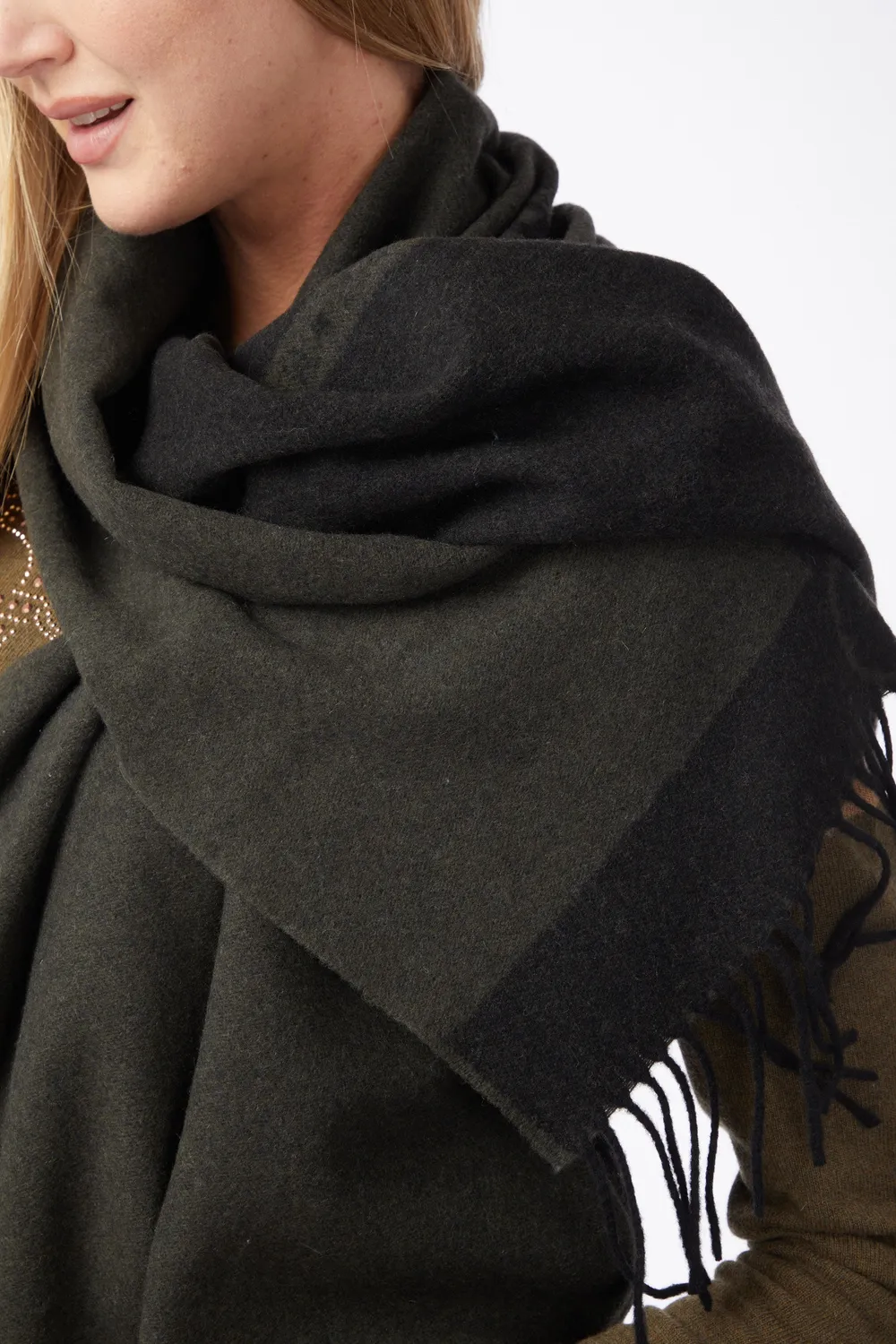 Vestrum Kobe sjaal cashmere olijf gerafeld
