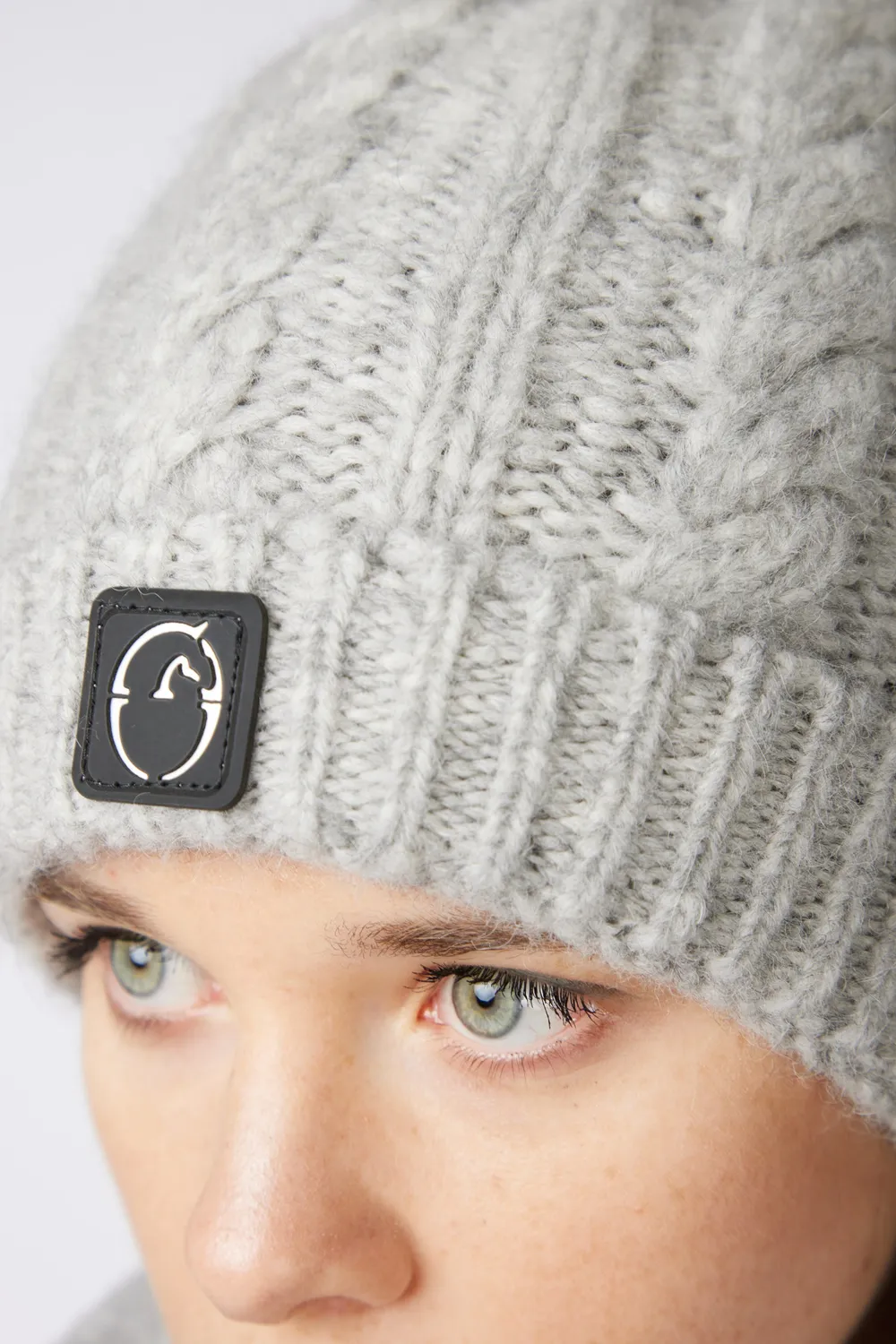 Vestrum Dervio wintermuts met pompon kabelbreisel