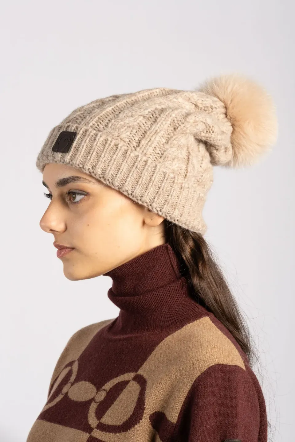 Vestrum Dervio wintermuts met pompon kabelbreisel