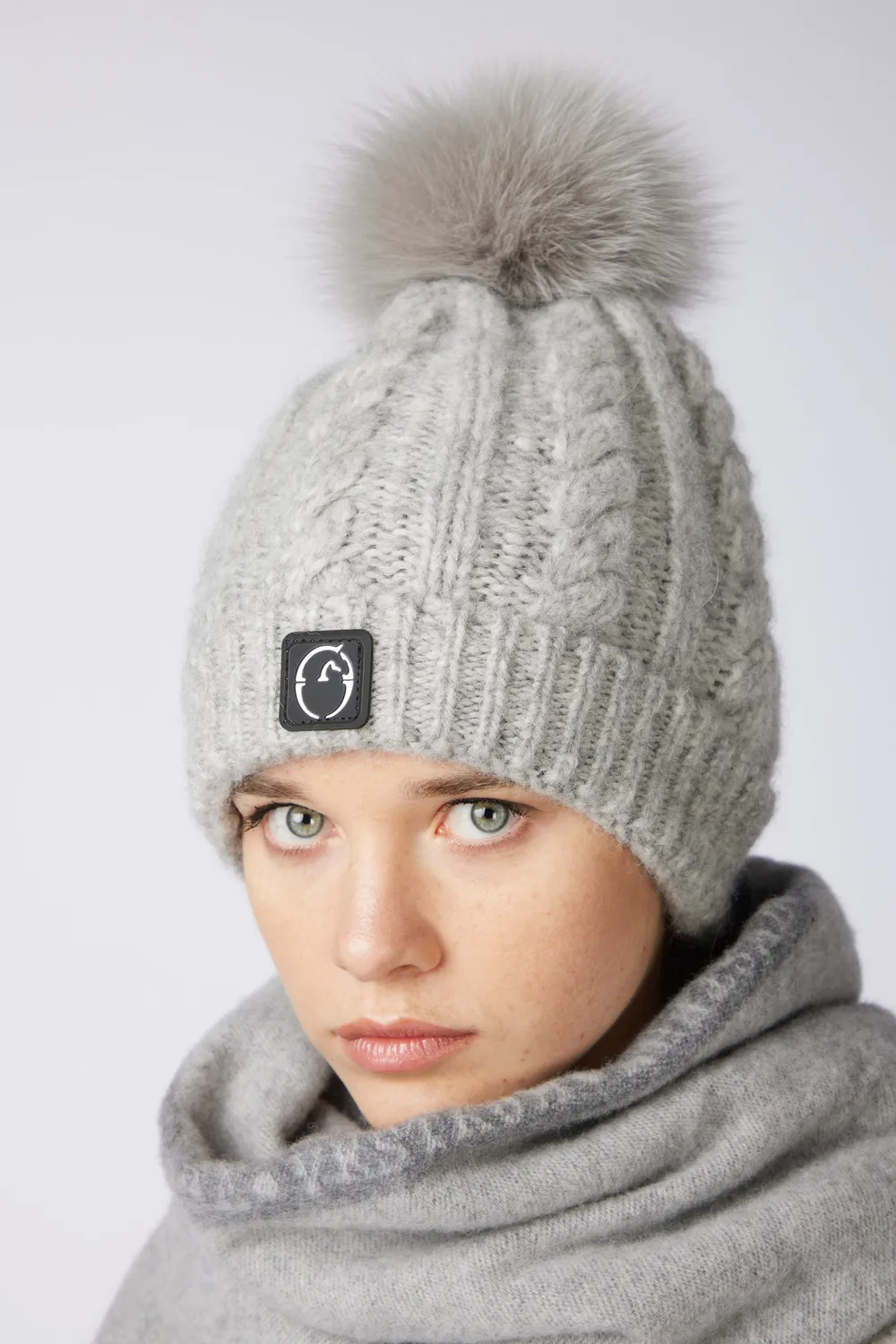 Vestrum Dervio wintermuts met pompon kabelbreisel